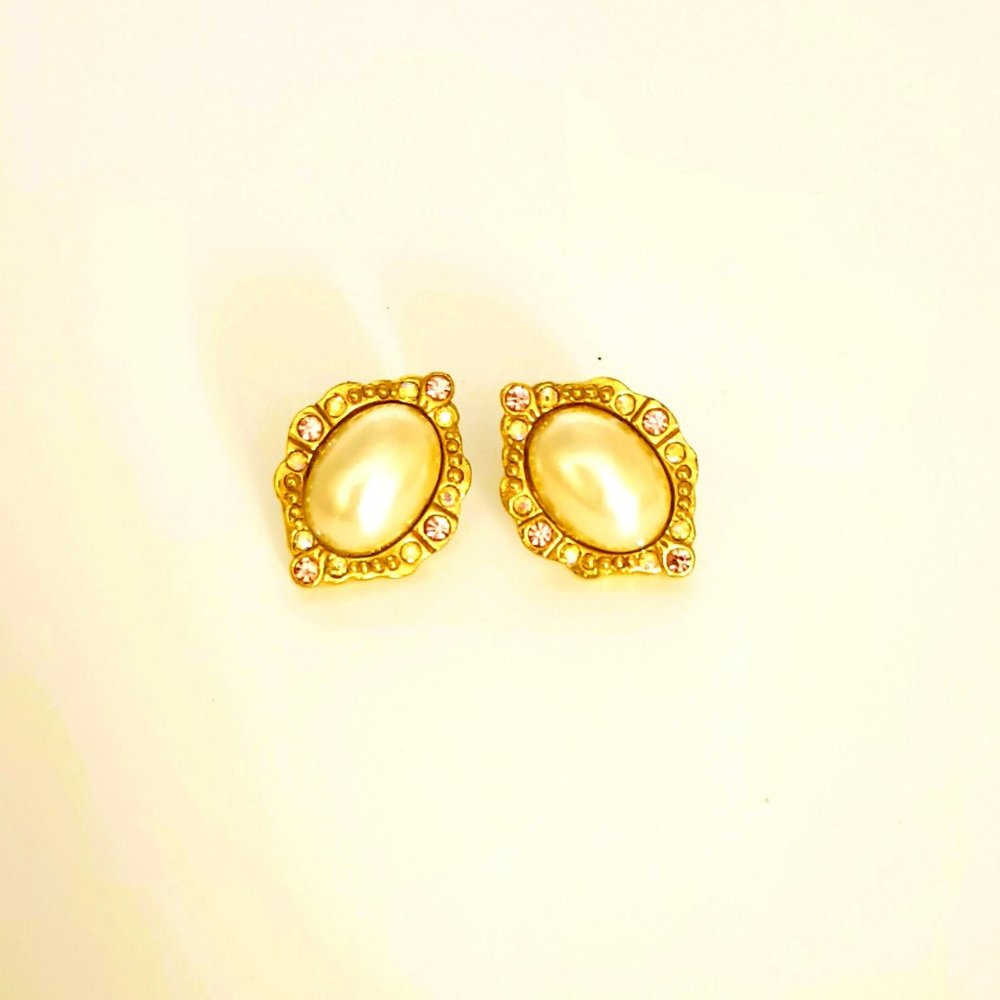 1928 Pearl Wedding Post Earrings Gold Retro Scallop Edge Aurora Borealis Trim